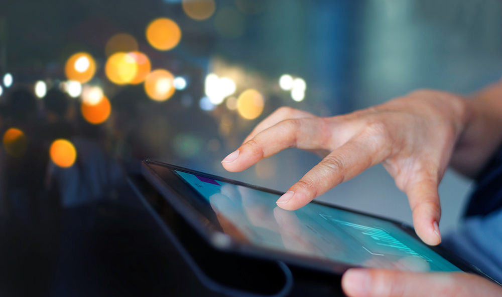 Tablet con manos manejándola 