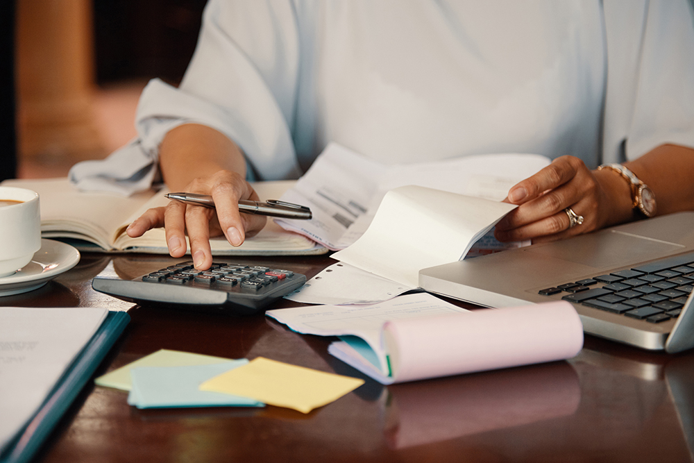 Gestiex Mujer trabajando oficina mesa